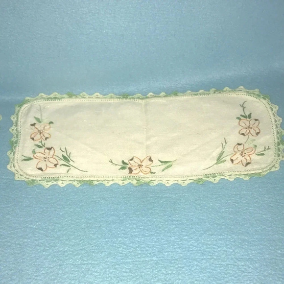 CROCHETED vintage table mats set of 3 with needlepoint floral details - Picture 3 of 8